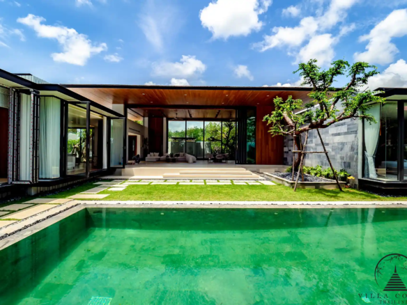 Exterior View of Botanica Forestique