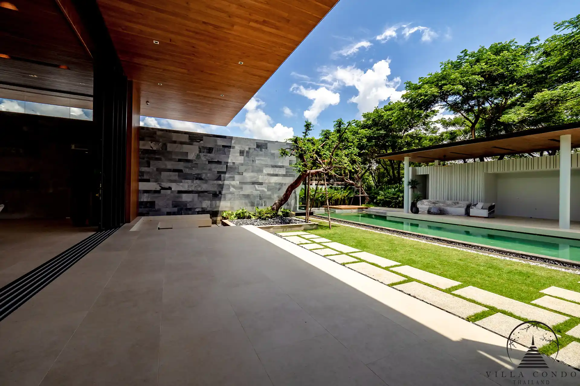 Exterior View of Botanica Forestique