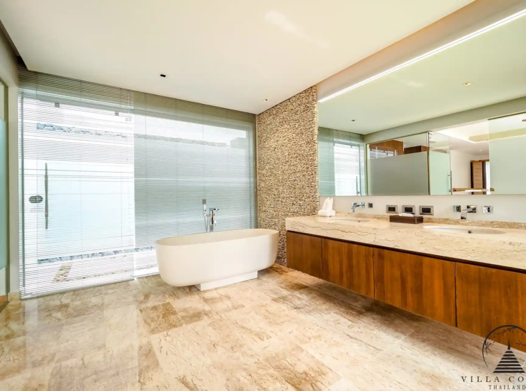 Luxurious Bathroom at Botanica Hillside