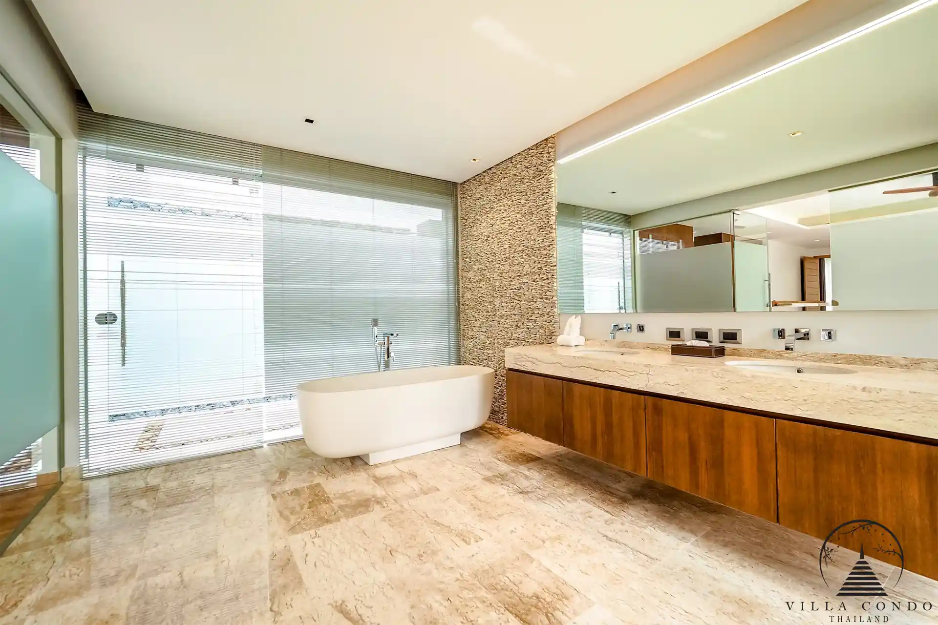 Luxurious Bathroom at Botanica Hillside