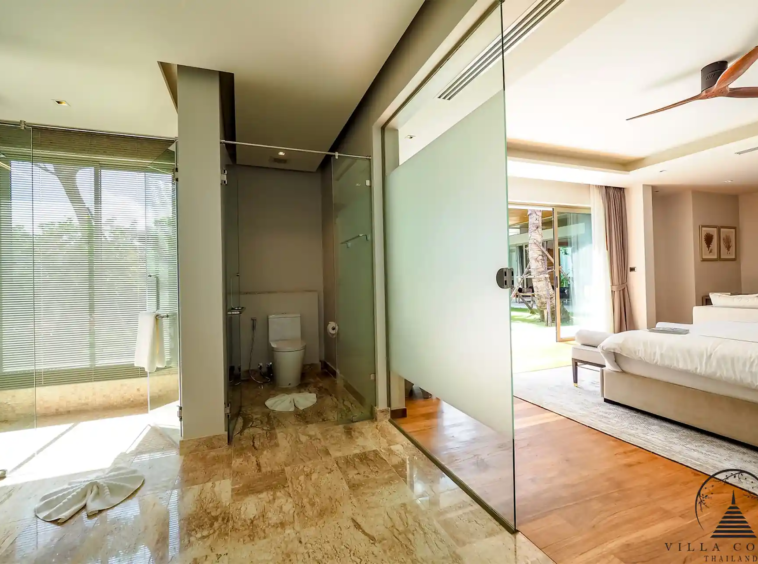 Luxurious Bathroom at Botanica Hillside
