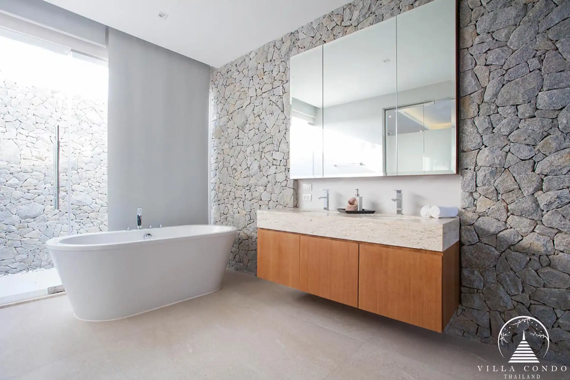 Luxurious Bathroom at Botanica Lakeside