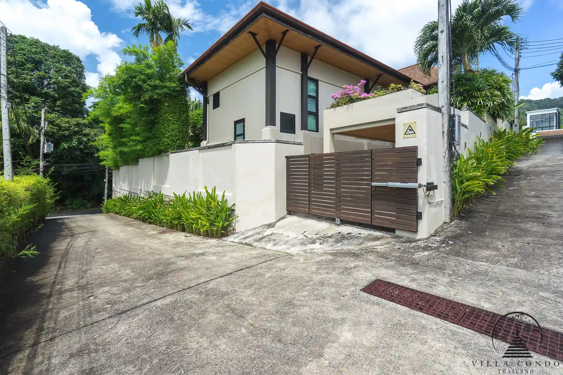 Thai Style 5-Bedroom Pool Villa near Nai harn Beach