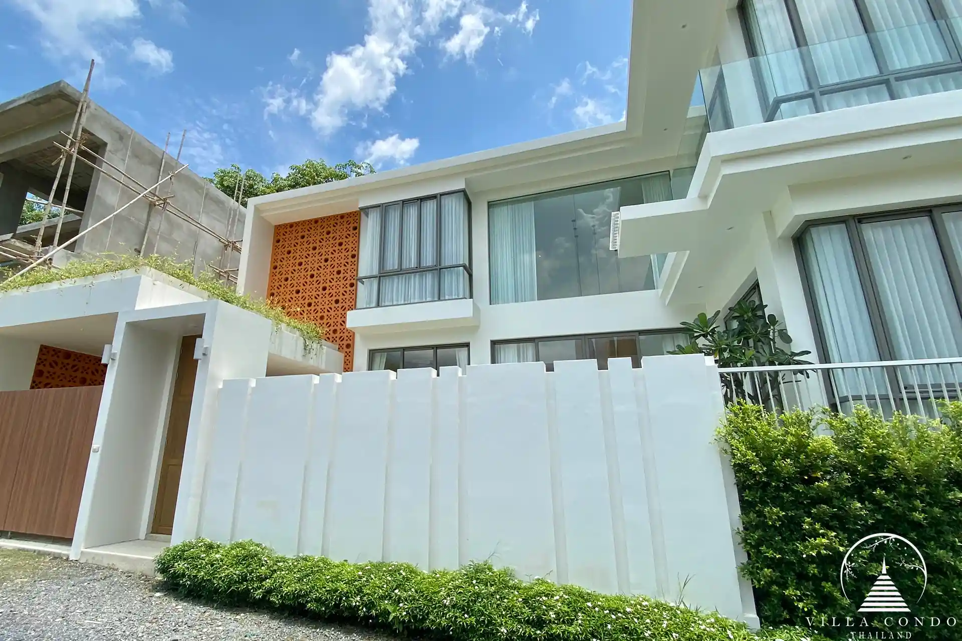 Exterior view of Alisa Pool Villas showcasing the modern Thai architecture.