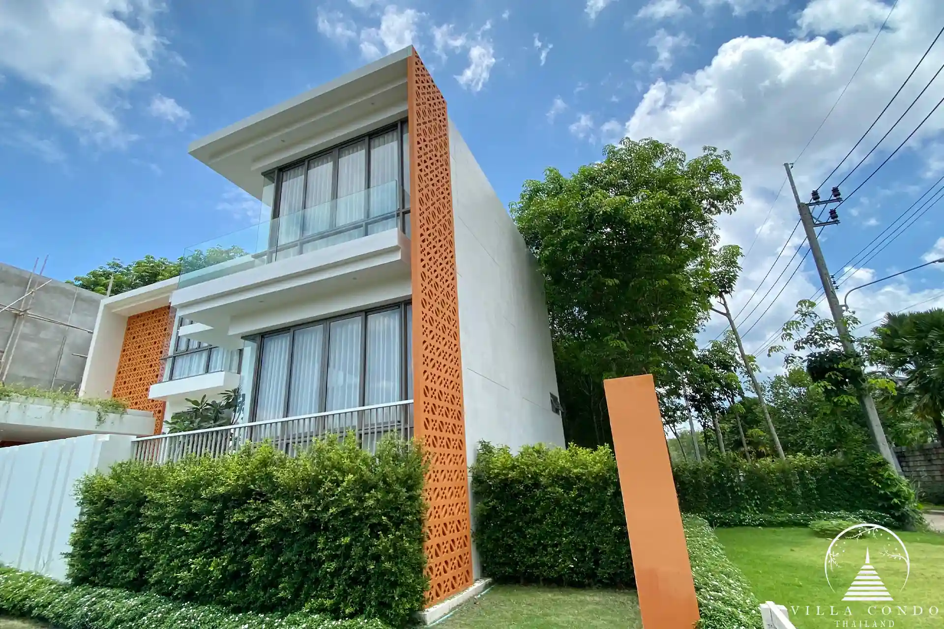 Exterior view of Alisa Pool Villas showcasing the modern Thai architecture.
