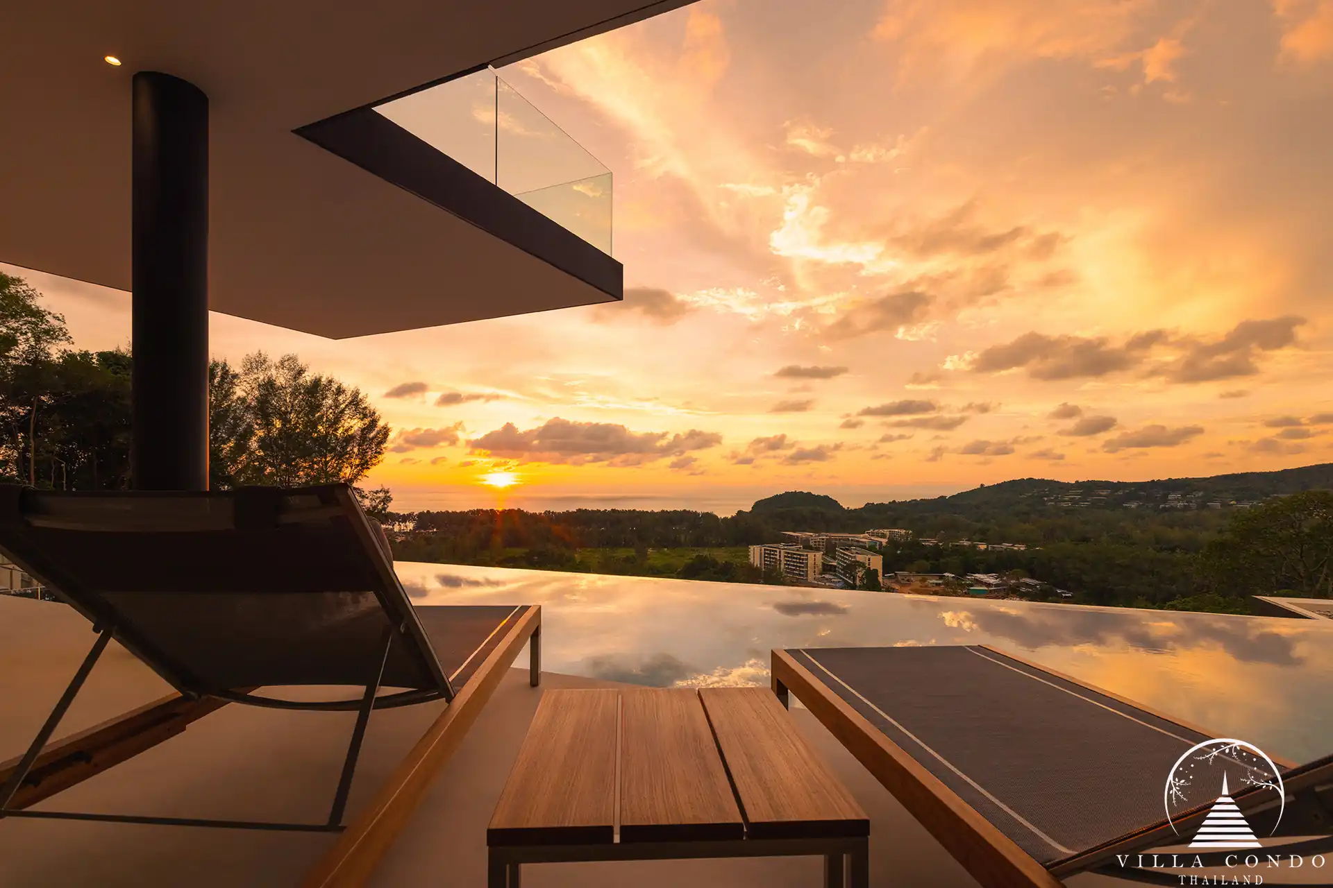 Private infinity pool at ISOLA II villa
