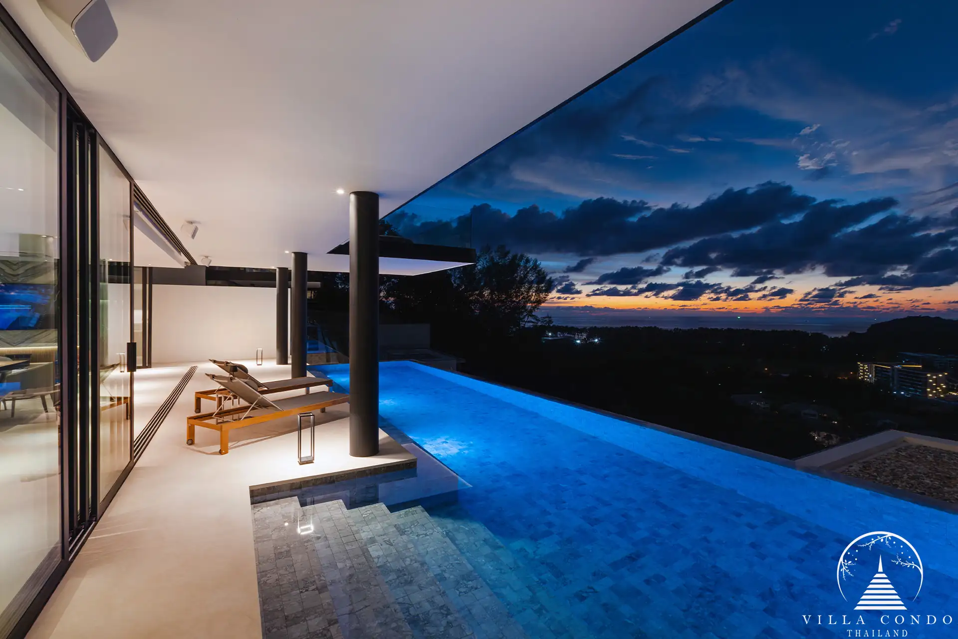 Private infinity pool at ISOLA II villa