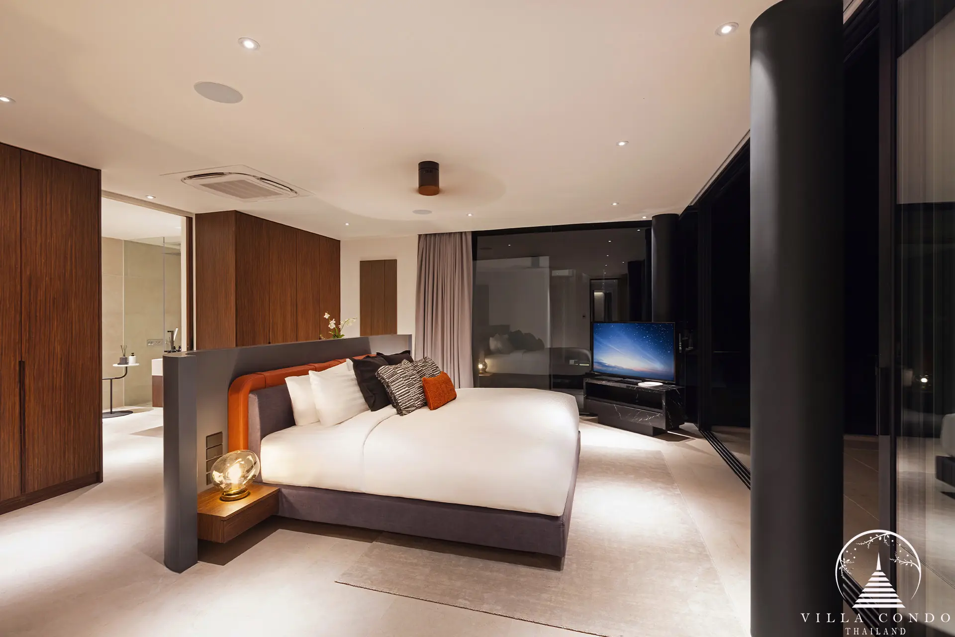 Luxurious master bedroom in ISOLA II villa