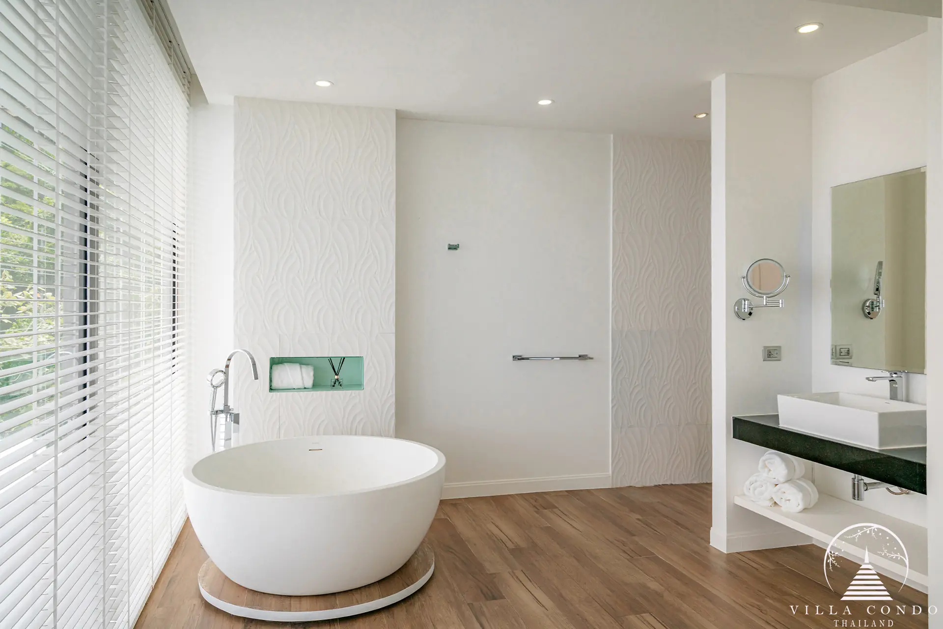 Master bathroom at Silver Moon Kamala Headland