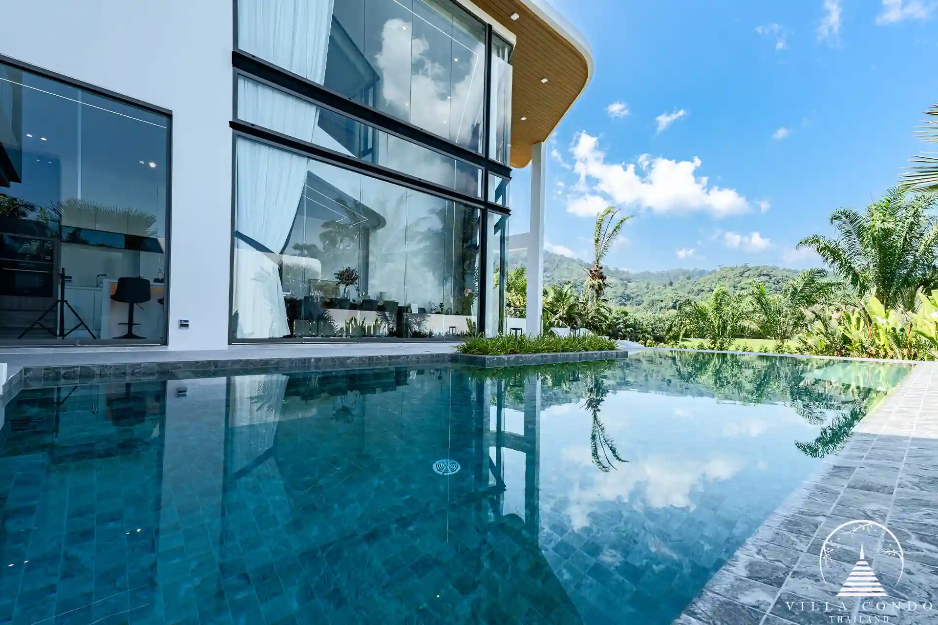 Private swimming pool with pool terrace in The PRIVA Golf Course Villa.