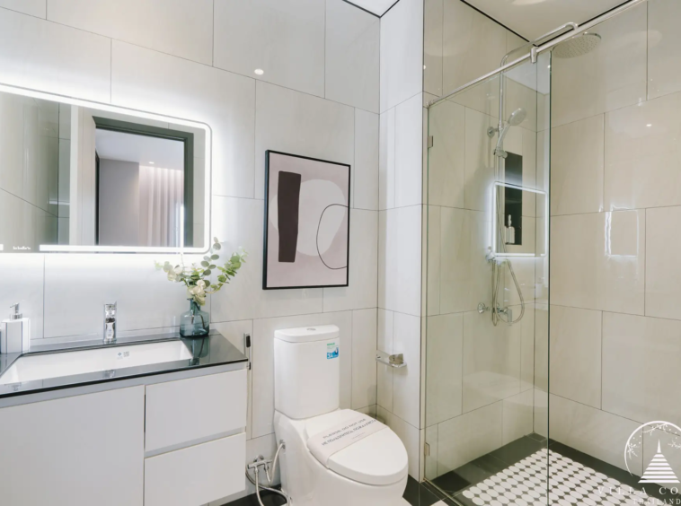 Modern bathroom with high-end fixtures and fittings.