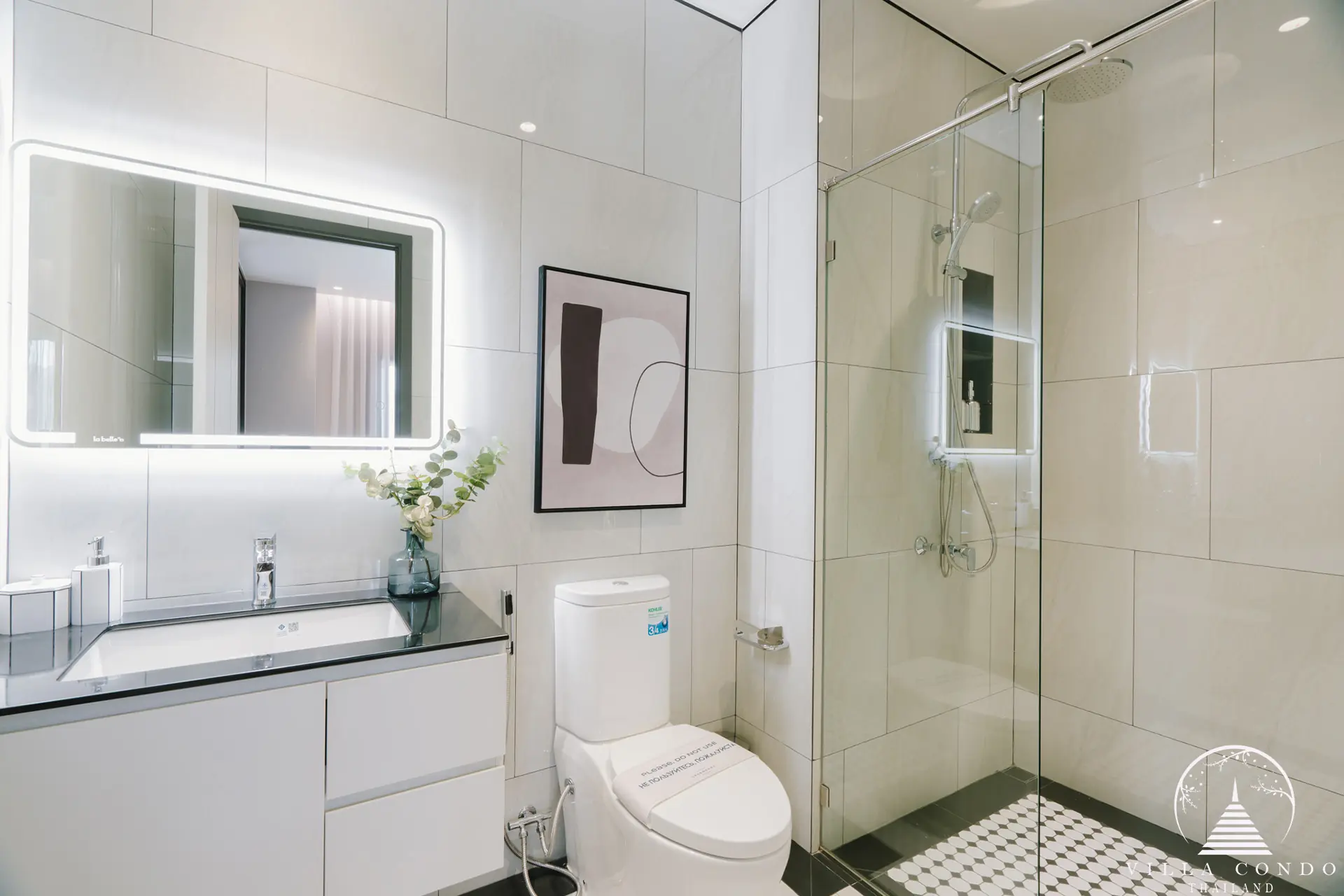 Modern bathroom with high-end fixtures and fittings.