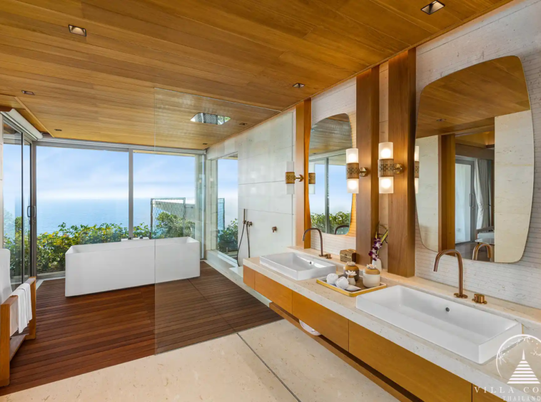 Luxurious bathroom in Villa Cascade Kamala Headland.