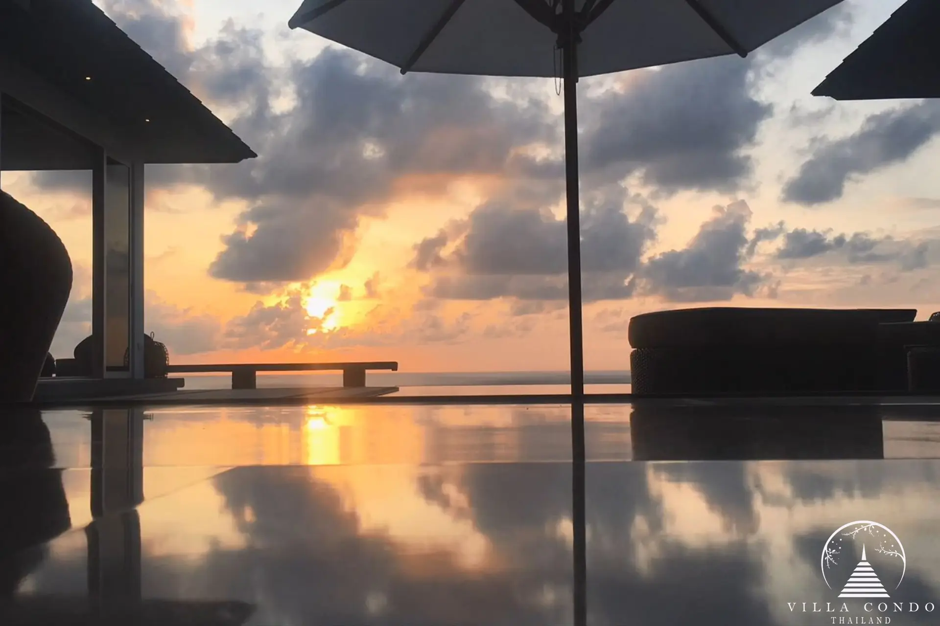 Infinity-edge swimming pool at Villa Bauhinia with sea view