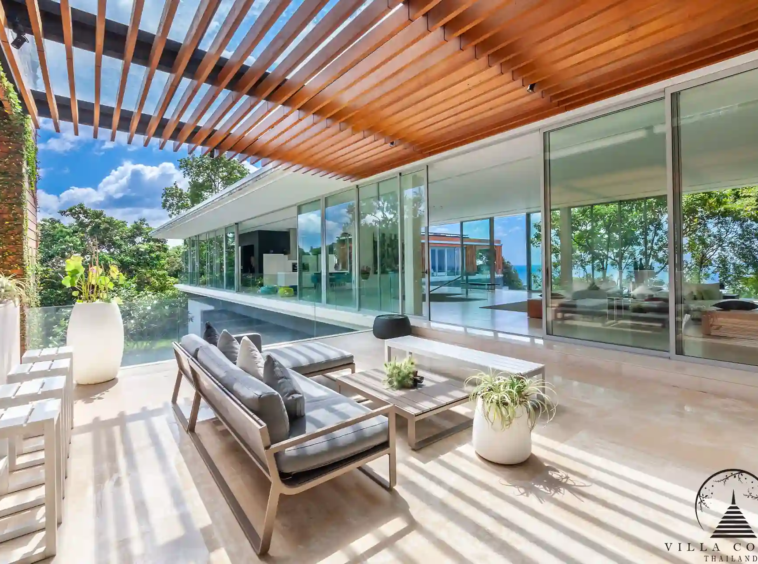 Spacious living area in Villa Mayavee with ocean view
