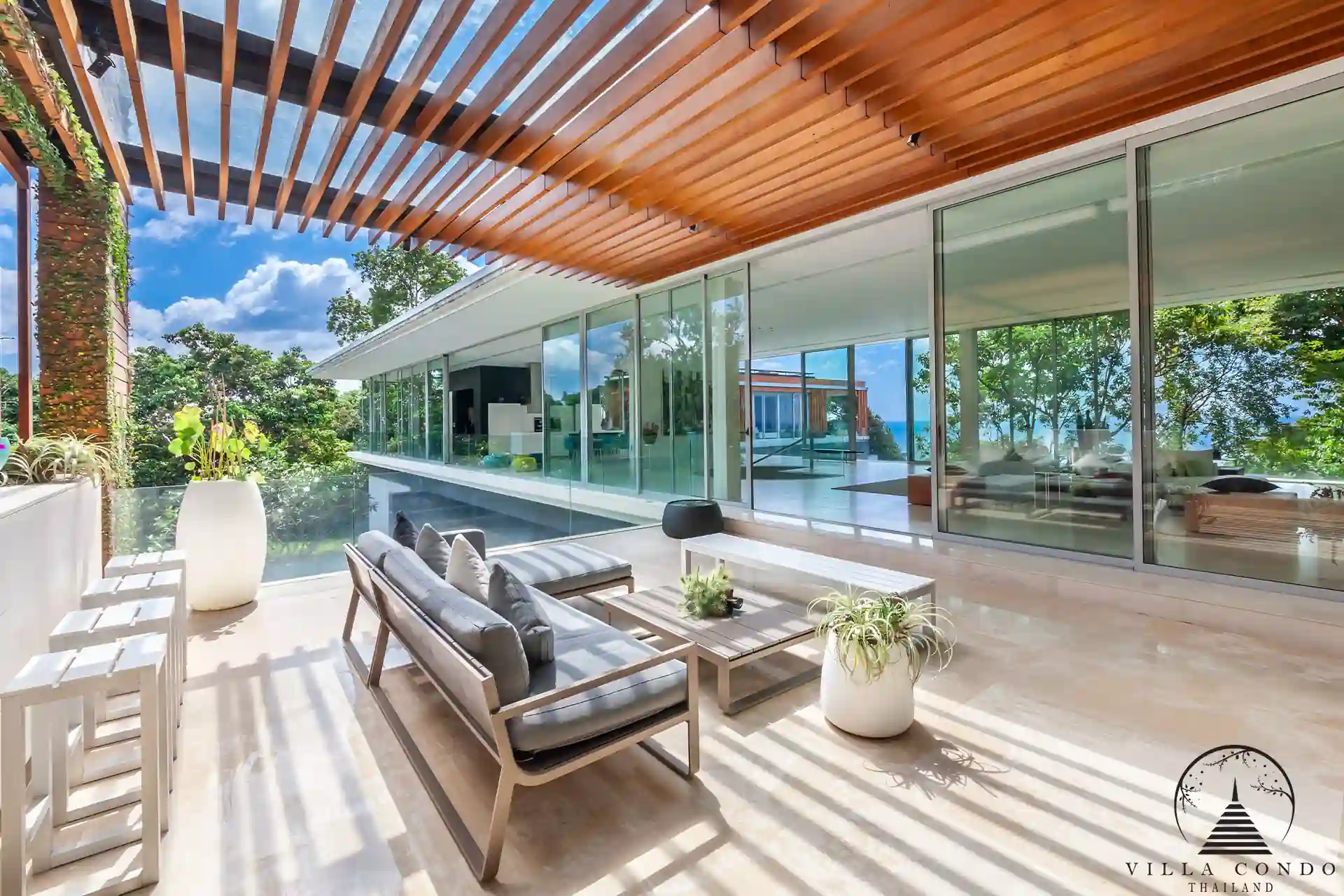 Spacious living area in Villa Mayavee with ocean view