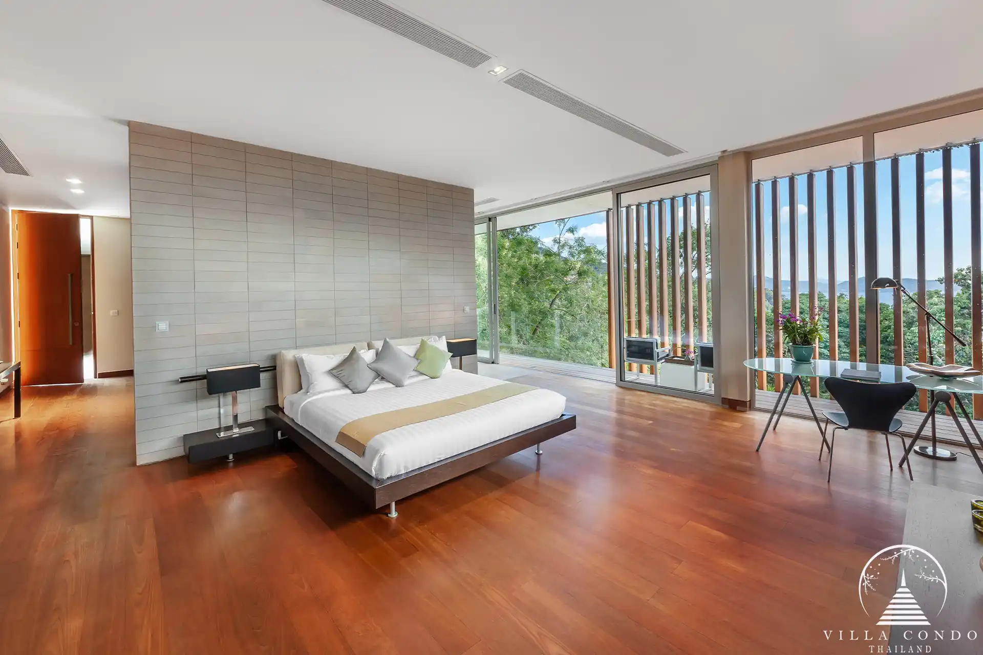 Master bedroom in Villa Mayavee with private pool access