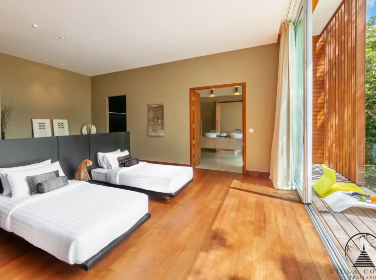 Spacious bedroom in Villa Mayavee with ocean view