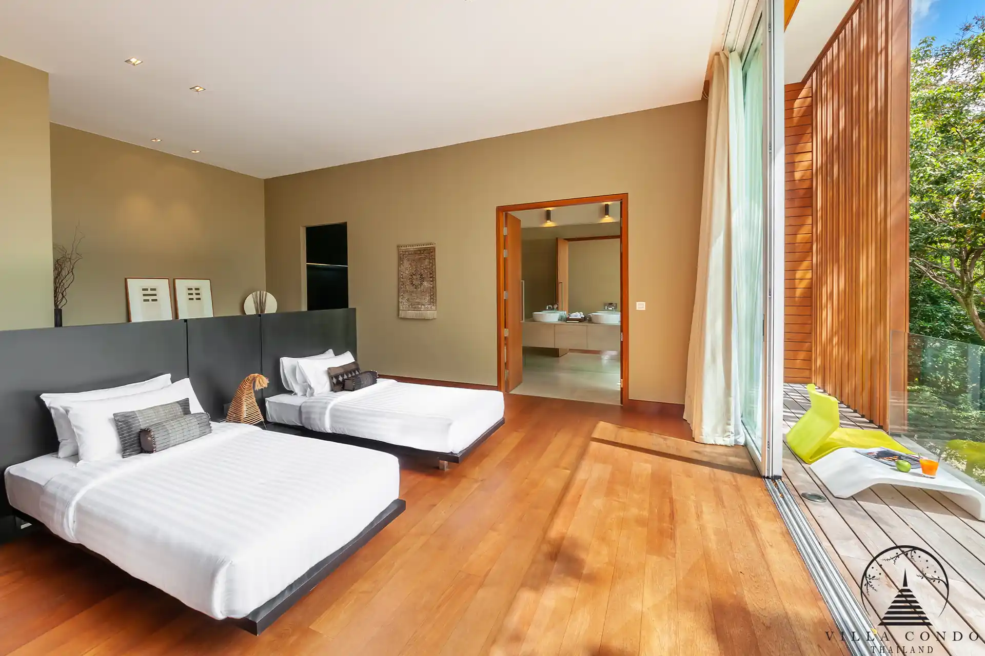 Spacious bedroom in Villa Mayavee with ocean view