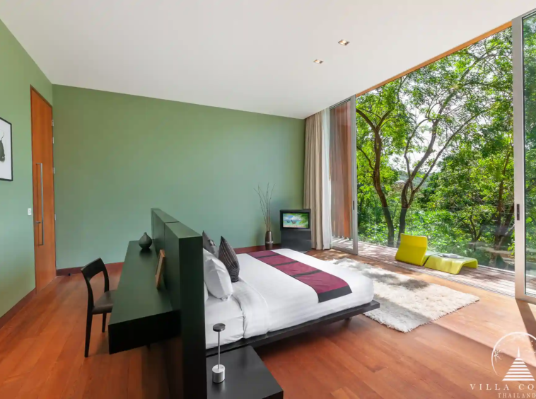 Spacious bedroom in Villa Mayavee with ocean view