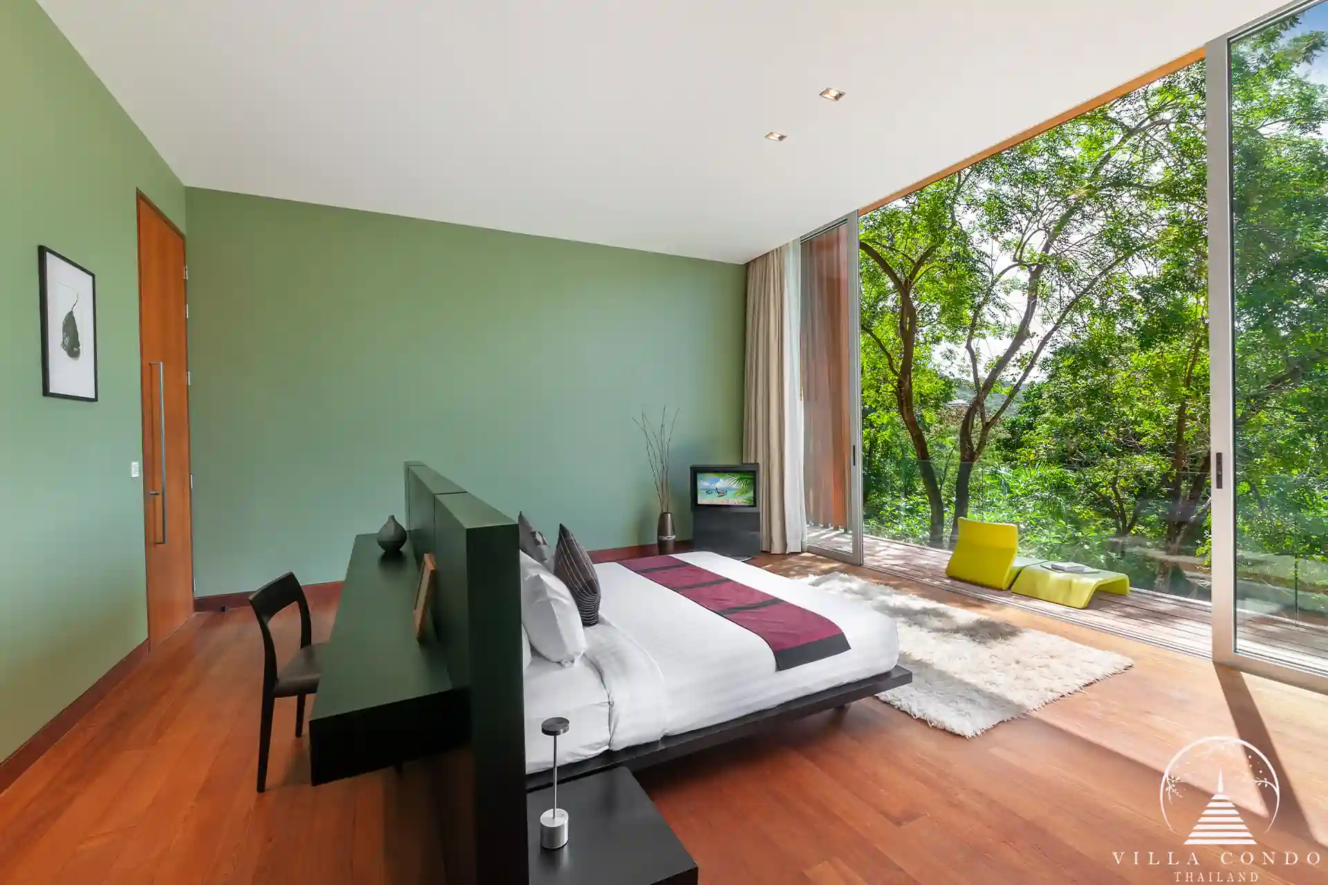 Spacious bedroom in Villa Mayavee with ocean view