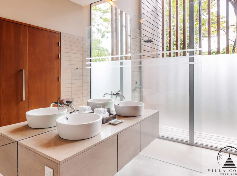 Luxurious master bathroom in Villa Mayavee with ocean view
