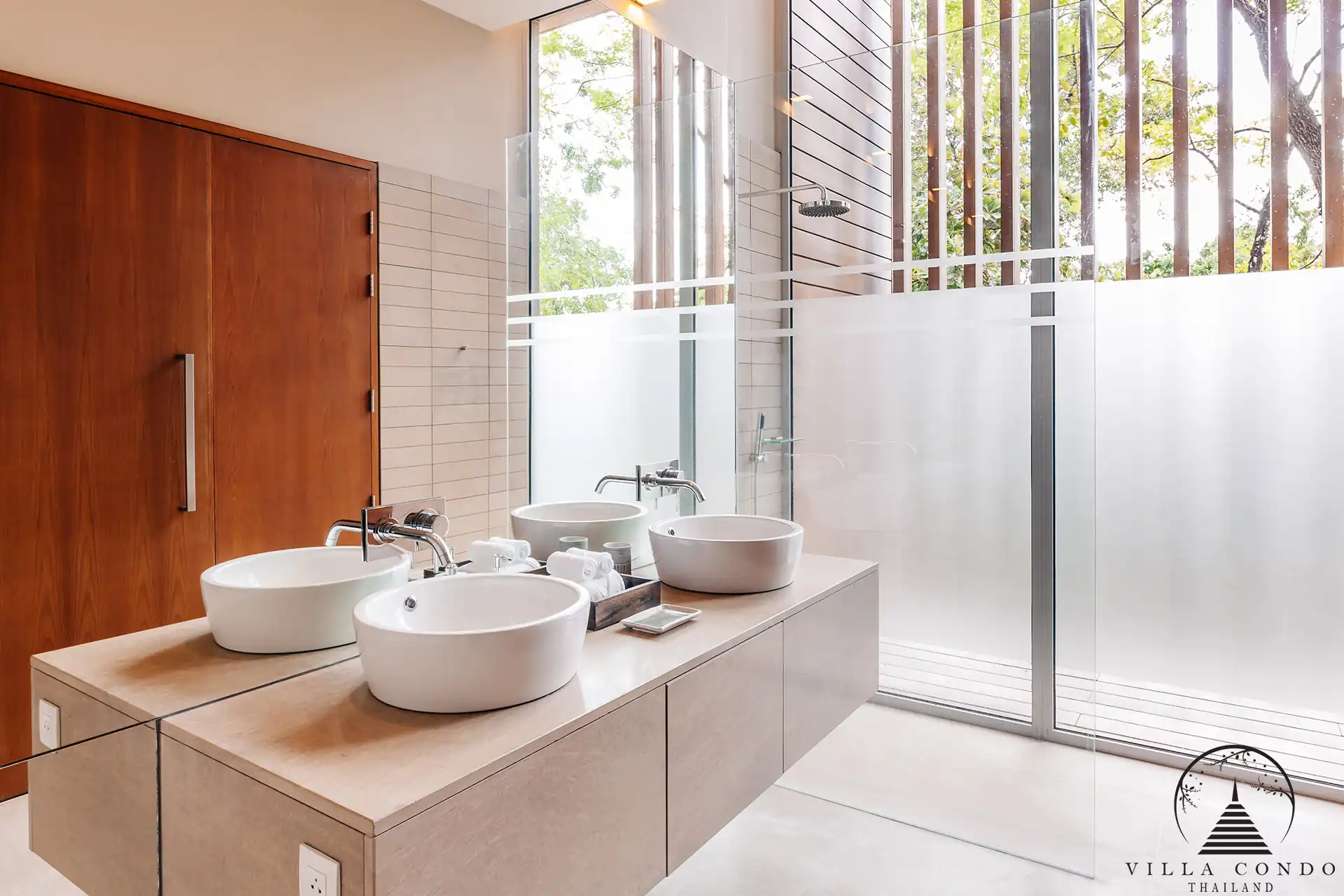 Luxurious master bathroom in Villa Mayavee with ocean view