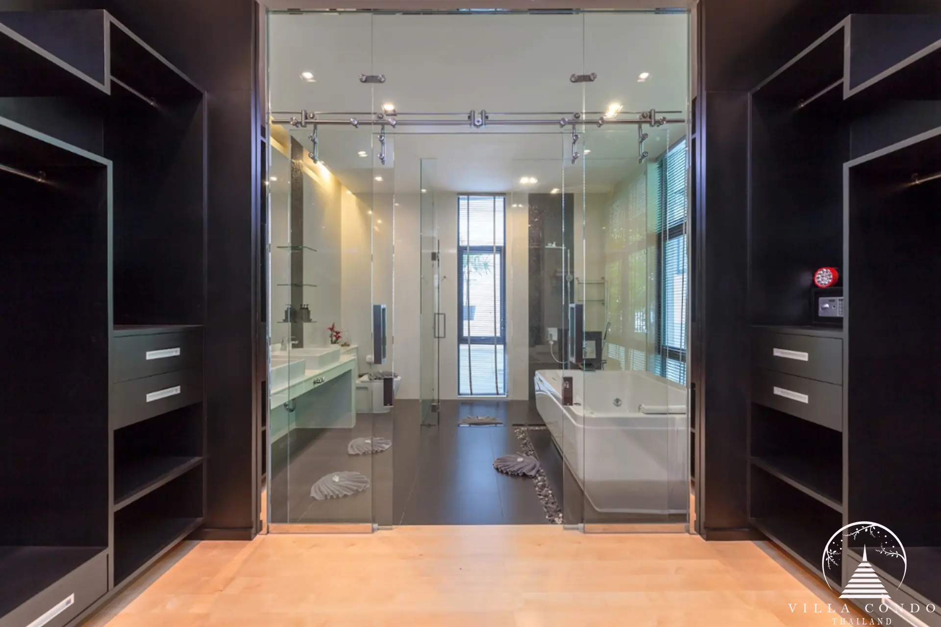 Villa Rockstar Kalim Phuket walk-in closet