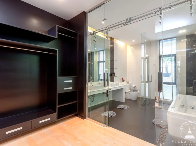 Villa Rockstar Kalim Phuket walk-in closet