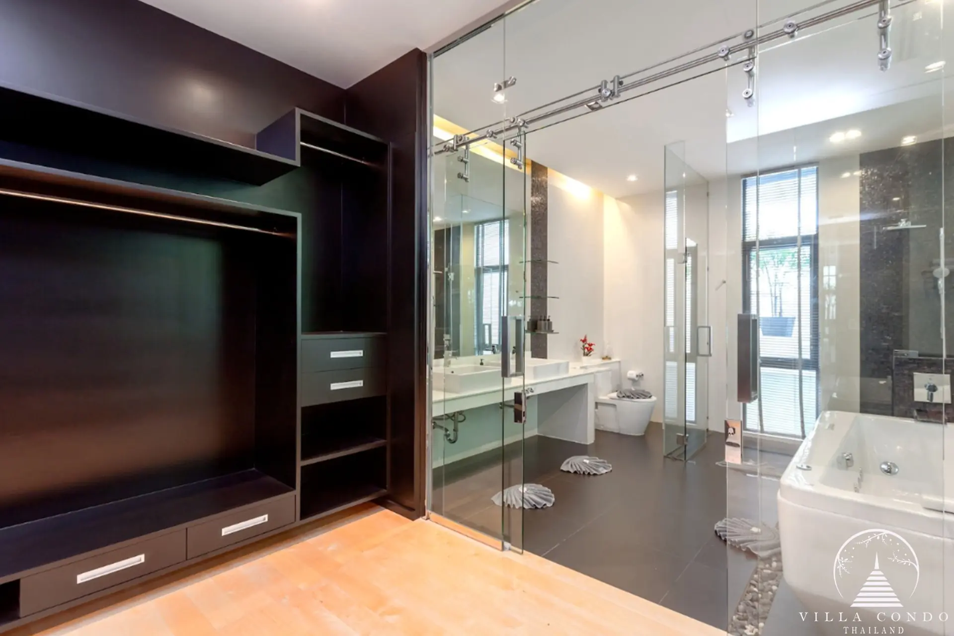 Villa Rockstar Kalim Phuket walk-in closet