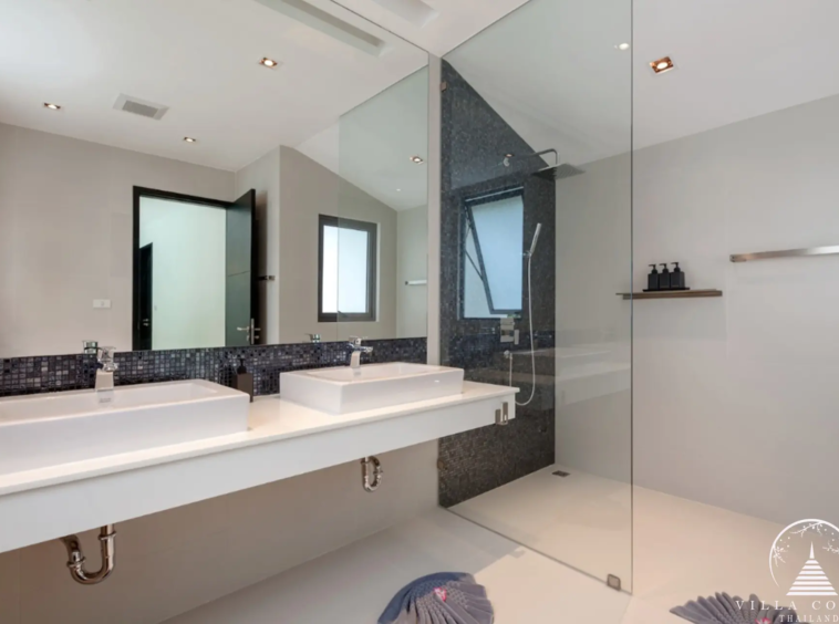 Villa Rockstar Kalim Phuket master bathroom