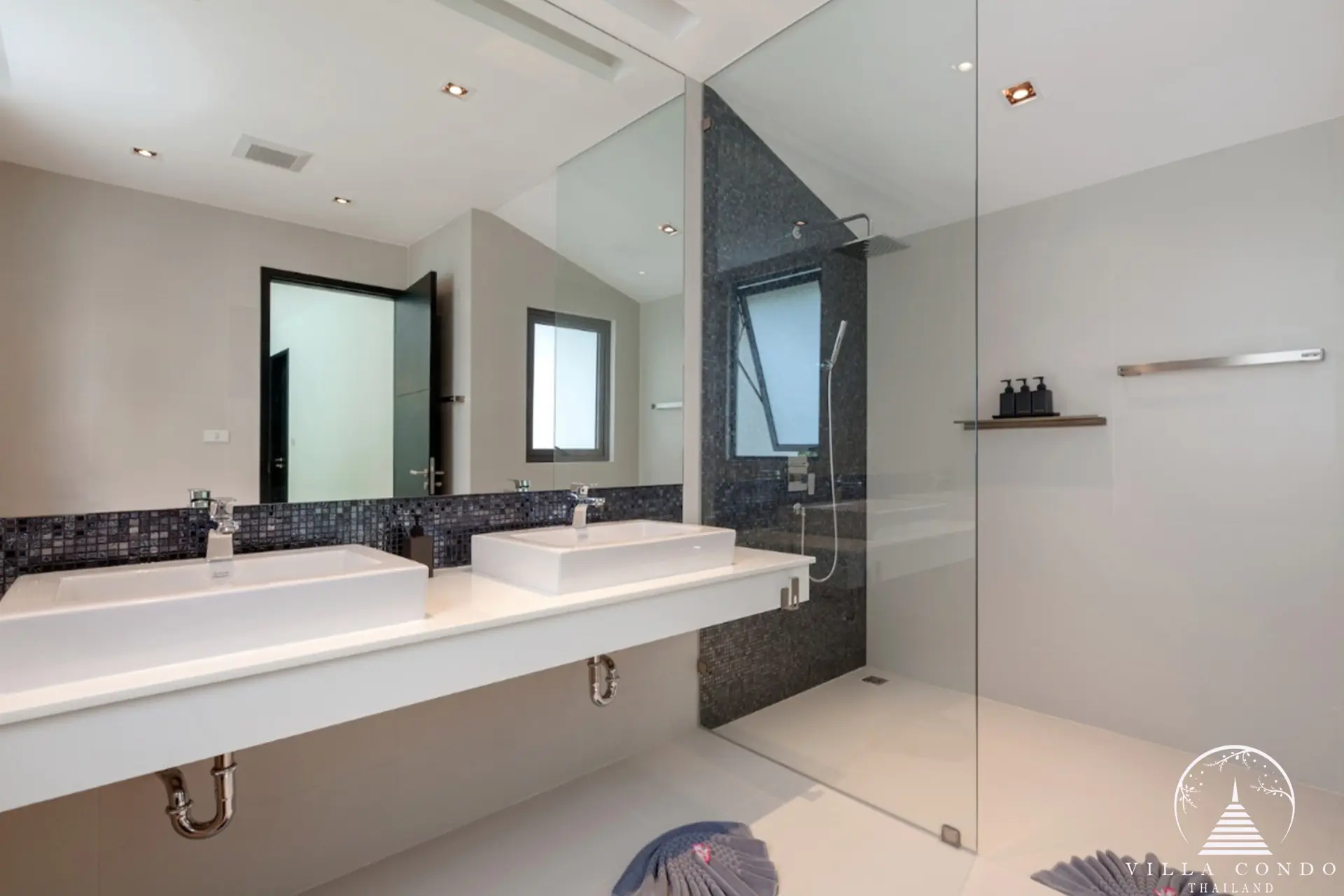 Villa Rockstar Kalim Phuket master bathroom