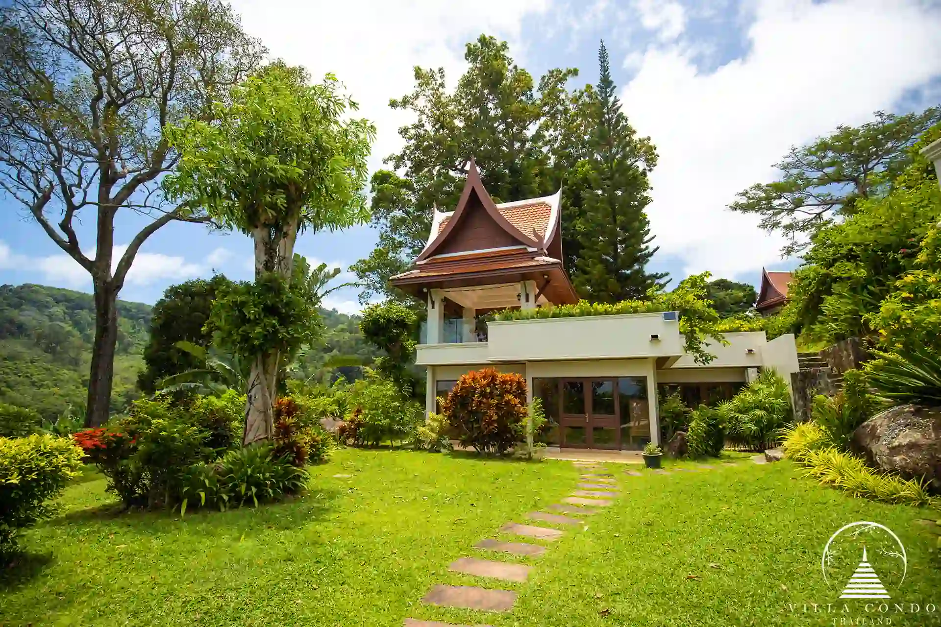 Garden area at Nakathani Villa Estate Kamala Beach with lush greenery and tropical plants.